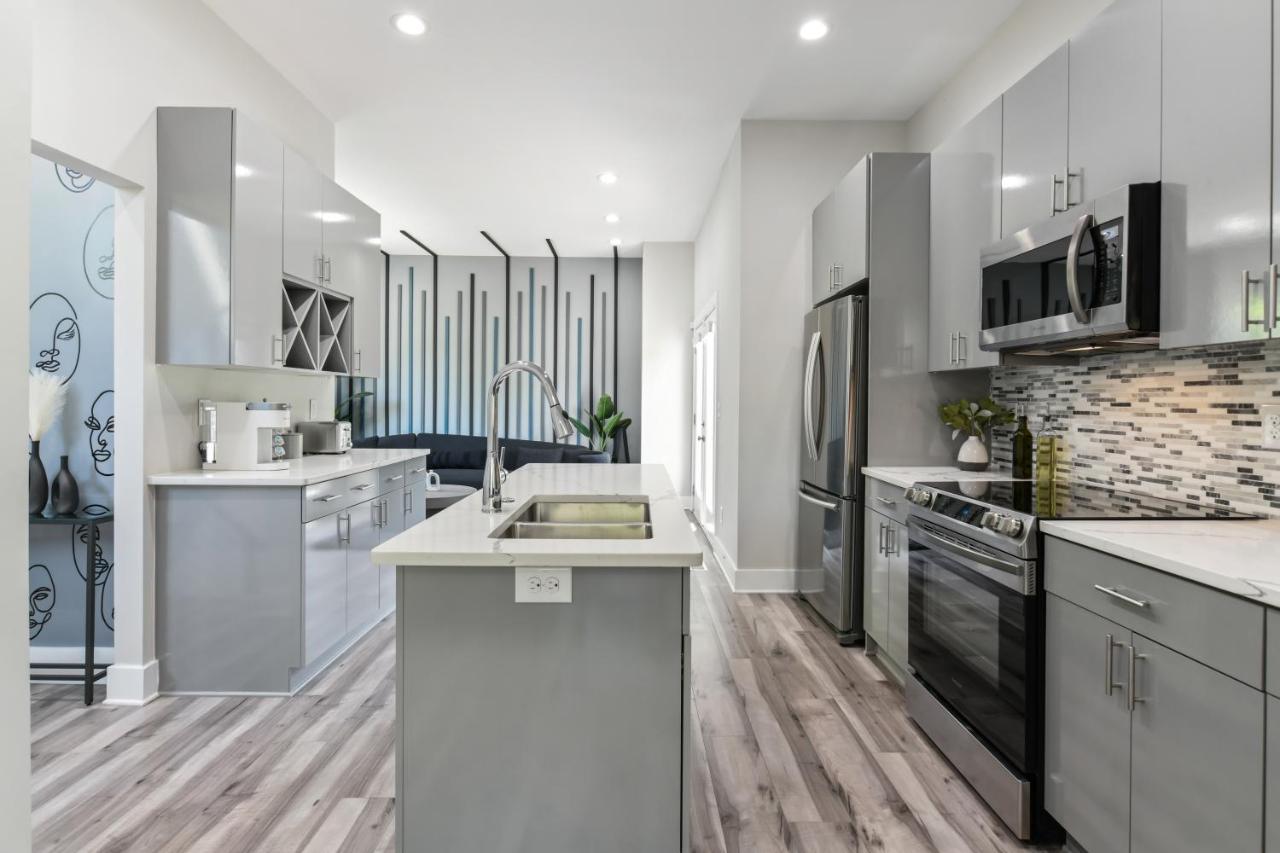 The Red Door - Ultra Modern Atlanta Home - Designedbydom Extérieur photo